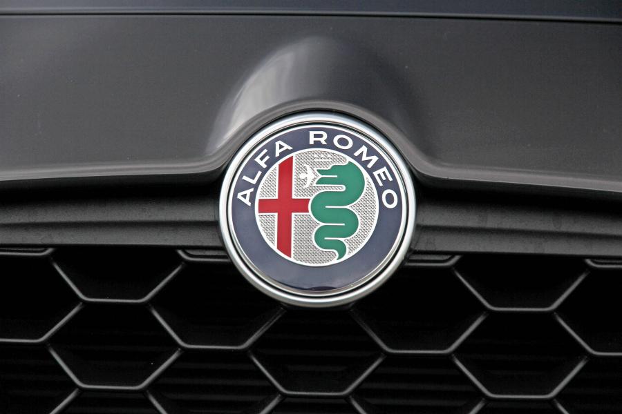 Логотип Alfa Romeo Giulietta Veloce Pack 2016 года  (фото 6 из 27)